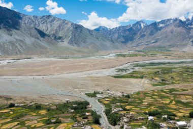 Zanskar, Hindistan - Zanskar, Ladakh, Jammu ve Kashmir 'deki Kursha Manastırı' ndan güzel manzara.