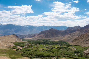 Ladakh, Hindistan - Khardung La Pass (5359 m) ve Leh in Ladakh, Jammu ve Kashmir, Hindistan 'dan güzel manzara.