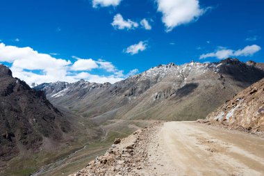 Ladakh, Hindistan - Khardung La Pass (5359 m) ve Leh in Ladakh, Jammu ve Kashmir, Hindistan 'dan güzel manzara.