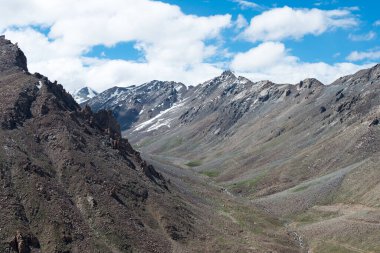Ladakh, Hindistan - Khardung La Pass (5359 m) ve Leh in Ladakh, Jammu ve Kashmir, Hindistan 'dan güzel manzara.