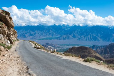 Ladakh, Hindistan - Khardung La Pass (5359 m) ve Leh in Ladakh, Jammu ve Kashmir, Hindistan 'dan güzel manzara.