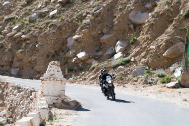 Ladakh, Hindistan - Khardung La Pass (5359 metre) ve Leh in Ladakh, Jammu ve Kashmir, Hindistan.