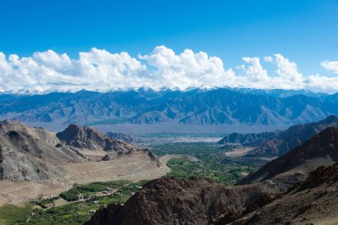 Ladakh, Hindistan - Khardung La Pass (5359 m) ve Leh in Ladakh, Jammu ve Kashmir, Hindistan 'dan güzel manzara.