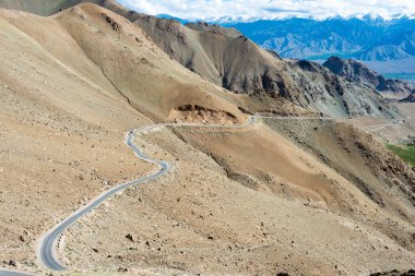 Ladakh, Hindistan - Khardung La Pass (5359 m) ve Leh in Ladakh, Jammu ve Kashmir, Hindistan 'dan güzel manzara.