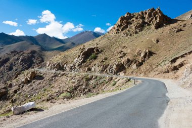 Ladakh, Hindistan - Khardung La Pass (5359 m) ve Leh in Ladakh, Jammu ve Kashmir, Hindistan 'dan güzel manzara.