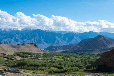 Ladakh, Hindistan - Khardung La Pass (5359 m) ve Leh in Ladakh, Jammu ve Kashmir, Hindistan 'dan güzel manzara.