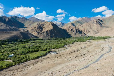 Ladakh, Hindistan - Khardung La Pass (5359 m) ve Leh in Ladakh, Jammu ve Kashmir, Hindistan 'dan güzel manzara.