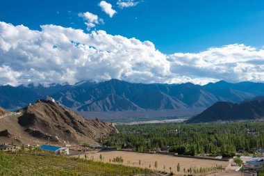 Ladakh, Hindistan - Khardung La Pass (5359 m) ve Leh in Ladakh, Jammu ve Kashmir, Hindistan 'dan güzel manzara.