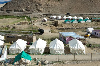 Ladakh, Hindistan - Changthang Platosu 'ndaki Tso Moriri Gölü' ndeki Turizm Kampı, Ladakh, Jammu ve Kashmir, Hindistan. Ramsar Sözleşmesi 'nin bir parçası, Tsomoriri..