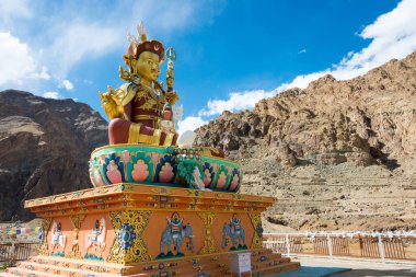 Ladakh, Hindistan - Skurbuchan, Ladakh, Jammu ve Kashmir 'deki Skurbuchan Köyü Buda Heykeli.