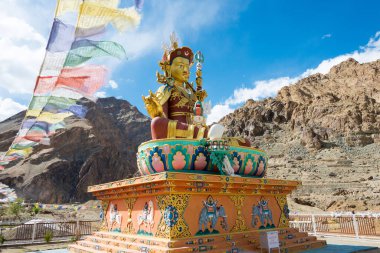Ladakh, Hindistan - Skurbuchan, Ladakh, Jammu ve Kashmir 'deki Skurbuchan Köyü Buda Heykeli.