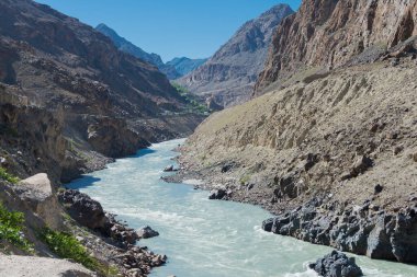 Ladakh, Hindistan - Ladakh, Jammu ve Kashmir 'deki Aryan Vadisi' ndeki İndus Nehri.