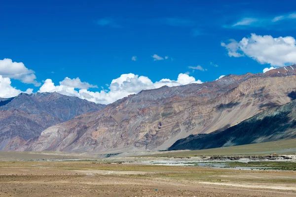 Zanskar, Hindistan - Zanskar, Ladakh, Jammu ve Kashmir, Hindistan 'da Karsha ve Padum Arasından güzel manzara.
