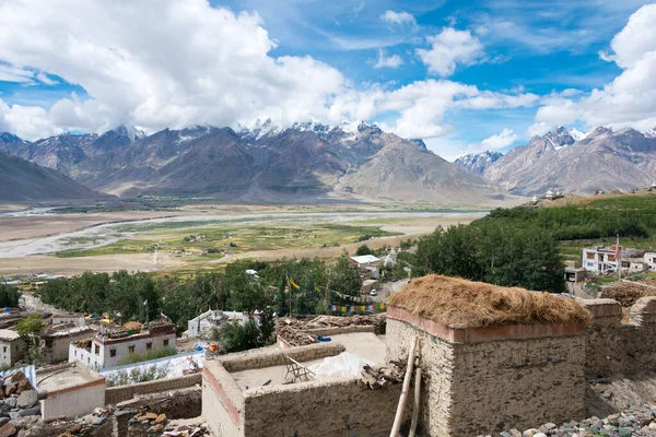 Zanskar, Hindistan - Zanskar, Ladakh, Jammu ve Kashmir 'deki Kursha Manastırı' ndan güzel manzara.