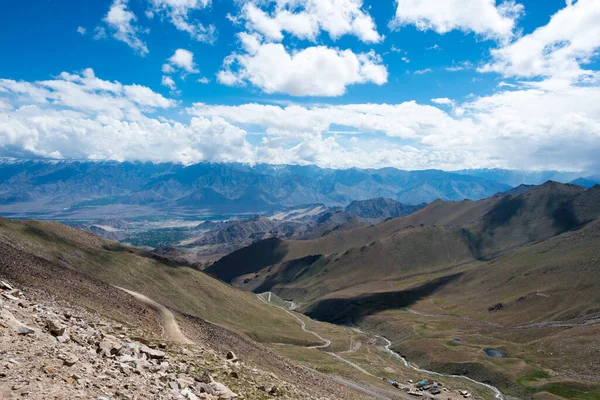 Ladakh, Hindistan - Khardung La Pass (5359 m) ve Leh in Ladakh, Jammu ve Kashmir, Hindistan 'dan güzel manzara.