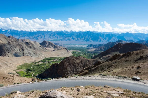 Ladakh, Hindistan - Khardung La Pass (5359 m) ve Leh in Ladakh, Jammu ve Kashmir, Hindistan 'dan güzel manzara.