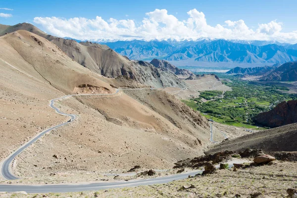 Ladakh, Hindistan - Khardung La Pass (5359 m) ve Leh in Ladakh, Jammu ve Kashmir, Hindistan 'dan güzel manzara.