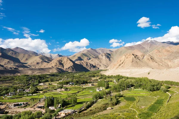 Ladakh, Hindistan - Khardung La Pass (5359 m) ve Leh in Ladakh, Jammu ve Kashmir, Hindistan 'dan güzel manzara.