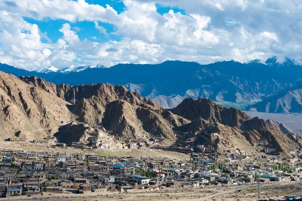 Ladakh, Hindistan - Khardung La Pass (5359 m) ve Leh in Ladakh, Jammu ve Kashmir, Hindistan 'dan güzel manzara.