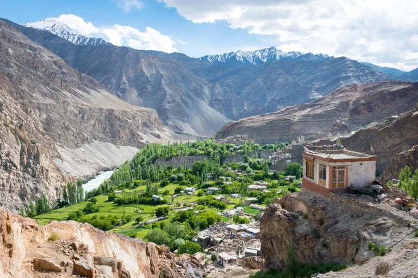 Ladakh, Hindistan - Ladakh, Jammu ve Kashmir 'deki Skurbuchan köyünden güzel manzara.