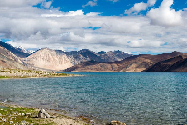 Ladakh, Hindistan - Hindistan 'da Spangmik ve Maan arasında Pangong Gölü manzaralı Ladakh, Jammu ve Kashmir, Hindistan. Göl, Himalayalar 'da yaklaşık 4350 metre yükseklikte bulunan bir endorheik göl..