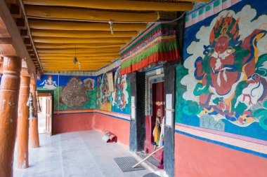 Ladakh, Hindistan - Skurbuchan, Ladakh, Jammu ve Kashmir, Hindistan 'daki Rizong Manastırı' ndaki Antik Duvar. Manastır ilk olarak 1831 'de inşa edildi..