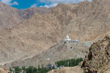 Ladakh, Hindistan - Shanti Stupa view from Namgyal Tsemo Manastırı (Namgyal Tsemo Gompa) in Leh, Ladakh, Jammu and Kashmir, Hindistan.
