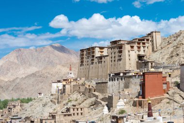 Ladakh, Hindistan - Leh, Ladakh, Jammu ve Kaşmir 'deki Leh Sarayı. Saray 1600 'lerde Sengge Namgyal tarafından inşa edildi..