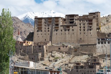 Ladakh, Hindistan - Leh, Ladakh, Jammu ve Kaşmir 'deki Leh Sarayı. Saray 1600 'lerde Sengge Namgyal tarafından inşa edildi..