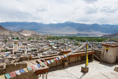 Ladakh, Hindistan - Leh, Ladakh, Jammu ve Kashmir 'deki Leh Sarayı' ndan güzel manzara.