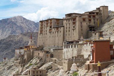 Ladakh, Hindistan - Leh, Ladakh, Jammu ve Kaşmir 'deki Leh Sarayı. Saray 1600 'lerde Sengge Namgyal tarafından inşa edildi..