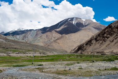 Ladakh, Hindistan - Ladakh, Jammu ve Kashmir, Hindistan 'da Leh ve Tso Moriri Gölü arasında güzel manzara.