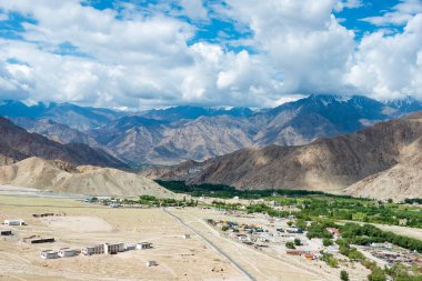 Ladakh, Hindistan - Ladakh, Jammu ve Kashmir, Hindistan 'da Leh ve Chang La Pass (5360 metre) arasında güzel manzara.