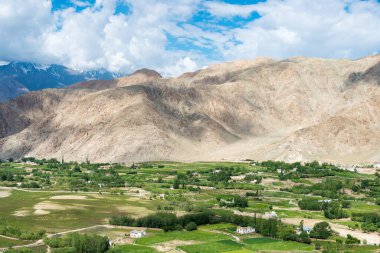 Ladakh, Hindistan - Ladakh, Jammu ve Kashmir, Hindistan 'da Leh ve Chang La Pass (5360 metre) arasında güzel manzara.