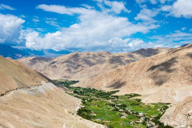 Ladakh, Hindistan - Ladakh, Jammu ve Kashmir, Hindistan 'da Leh ve Chang La Pass (5360 metre) arasında güzel manzara.