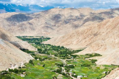 Ladakh, Hindistan - Ladakh, Jammu ve Kashmir, Hindistan 'da Leh ve Chang La Pass (5360 metre) arasında güzel manzara.