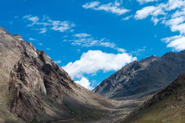Ladakh, Hindistan - Ladakh, Jammu ve Kashmir, Hindistan 'da Leh ve Chang La Pass (5360 metre) arasında güzel manzara.