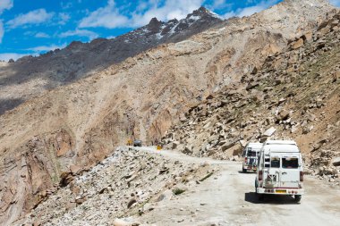 Ladakh, Hindistan - Ladakh, Jammu ve Kashmir, Hindistan 'da Leh ve Chang La Pass (5360 metre) arasında güzel manzara.