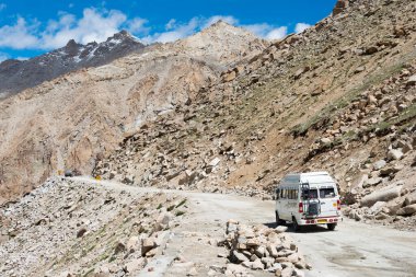 Ladakh, Hindistan - Ladakh, Jammu ve Kashmir, Hindistan 'da Leh ve Chang La Pass (5360 metre) arasında güzel manzara.