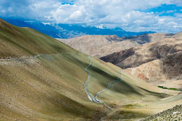 Ladakh, Hindistan - Ladakh, Jammu ve Kashmir, Hindistan 'da Leh ve Chang La Pass (5360 metre) arasında güzel manzara.