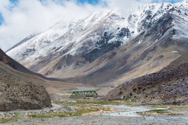 Ladakh, Hindistan - Ladakh, Jammu ve Kashmir 'de Pangong Tso ve Chang La Pass arasında güzel manzara.