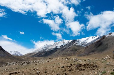 Ladakh, Hindistan - Ladakh, Jammu ve Kashmir 'de Pangong Tso ve Chang La Pass arasında güzel manzara.