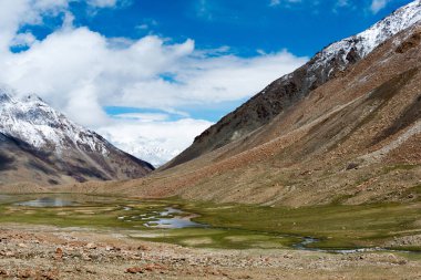 Ladakh, Hindistan - Ladakh, Jammu ve Kashmir 'de Pangong Tso ve Chang La Pass arasında güzel manzara.