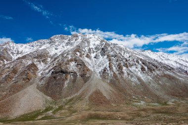Ladakh, Hindistan - Ladakh, Jammu ve Kashmir 'de Pangong Tso ve Chang La Pass arasında güzel manzara.