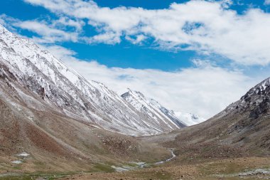 Ladakh, Hindistan - Ladakh, Jammu ve Kashmir 'de Pangong Tso ve Chang La Pass arasında güzel manzara.