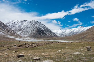 Ladakh, Hindistan - Ladakh, Jammu ve Kashmir 'de Pangong Tso ve Chang La Pass arasında güzel manzara.