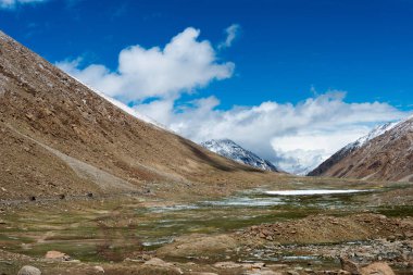 Ladakh, Hindistan - Ladakh, Jammu ve Kashmir 'de Pangong Tso ve Chang La Pass arasında güzel manzara.
