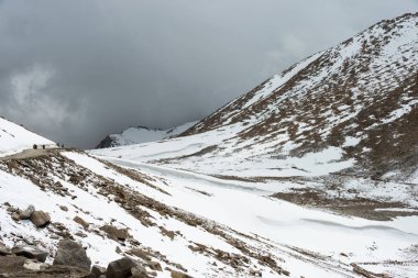 Ladakh, Hindistan - Ladakh, Jammu ve Kashmir 'de Pangong Tso ve Chang La Pass arasında güzel manzara.