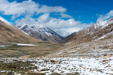 Ladakh, Hindistan - Ladakh, Jammu ve Kashmir 'de Pangong Tso ve Chang La Pass arasında güzel manzara.