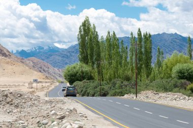 Ladakh, Hindistan - Ladakh, Jammu ve Kashmir, Hindistan 'daki Stakna Köyü' nde Leh-Manali Otoyolu. Leh-Manali Karayolu, Hindistan 'ın kuzeyinde Leh ve Manali' yi birbirine bağlayan 490 km uzunluğunda bir otoyoldur..